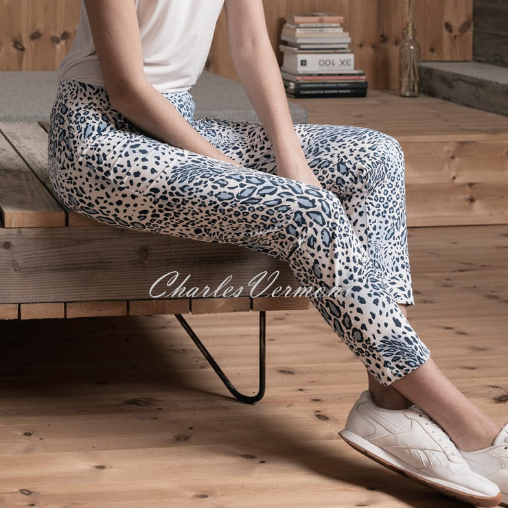 Robell Bella 09 – 7/8 Cropped Trouser 51560-54101-62 (Blue Animal Print)